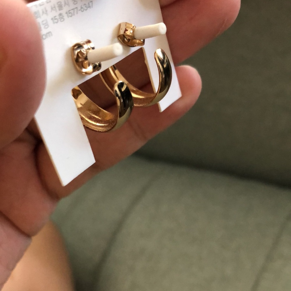 H&M gold hoop earrings 2 pk - Picture 6 of 7